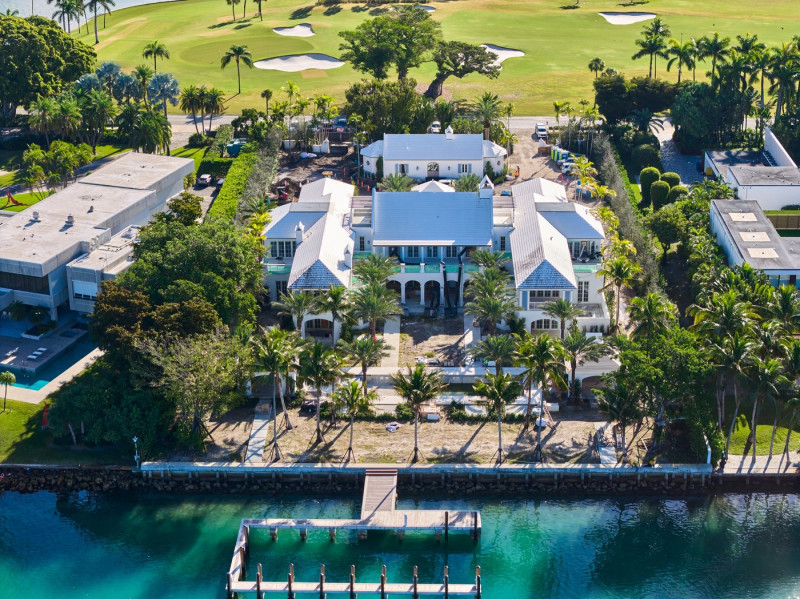 Γιατί όλοι οι πλούσιοι θα μείνουν σε ένα νησί- Βίλα 150 εκατ. ο Ζάκερμπεργκ