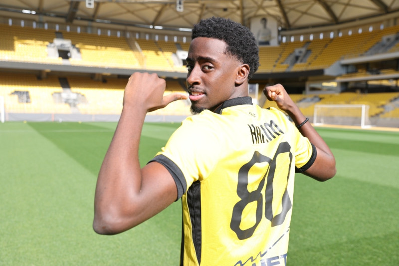 Ο Χακίμ Σαχαμπό ποζάρει με φανέλα της ΑΕΚ