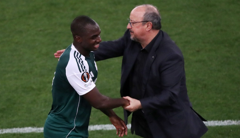 Αγκαλιά μεταξύ Τεττέη και Μπενίτεθ