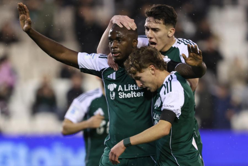 Τεττέη, Κοντούρης και Αντίνο πανηγυρίζουν γκολ του Παναθηναϊκού