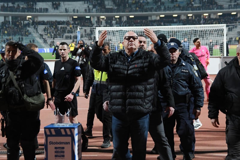 Χαμός με τον Μπέο και την προκλητική κίνηση προς οπαδούς της ΑΕΚ (ΦΩΤΟ)