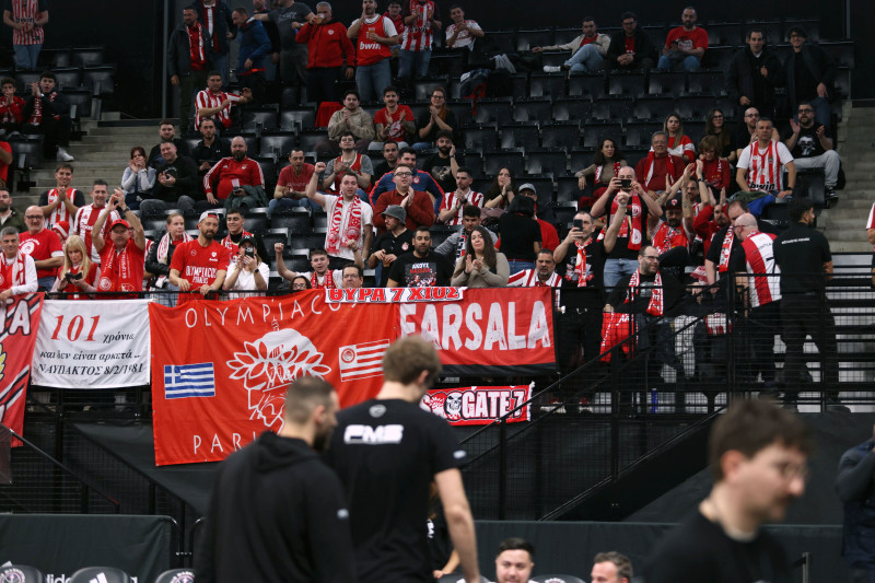 Φοβερό στιγμιότυπο με τους οπαδούς του Ολυμπιακού στο Παρίσι! (ΒΙΝΤΕΟ)