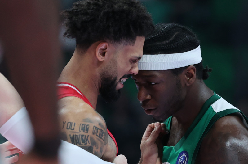 "Ξύλο": Χαμός με Ναν-Ντόρσεϊ, αντάλλαξαν… κουτουλιές και αποβλήθηκαν! (Vid)