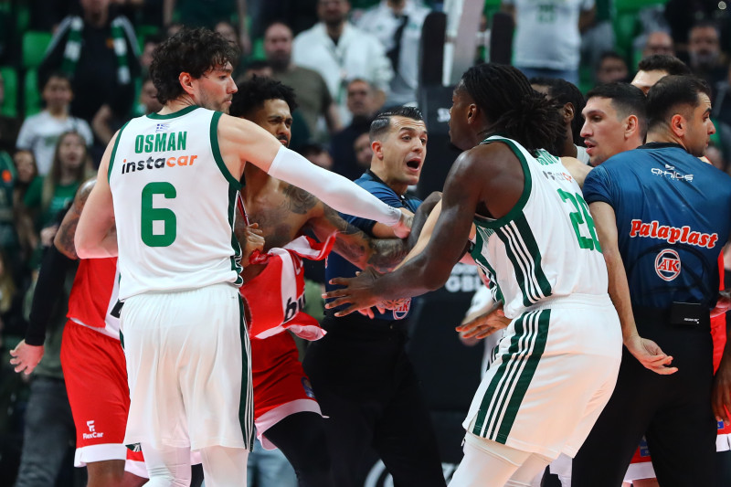 "Ξύλο": Χαμός με Ναν-Ντόρσεϊ, αντάλλαξαν… κουτουλιές και αποβλήθηκαν! (Vid)