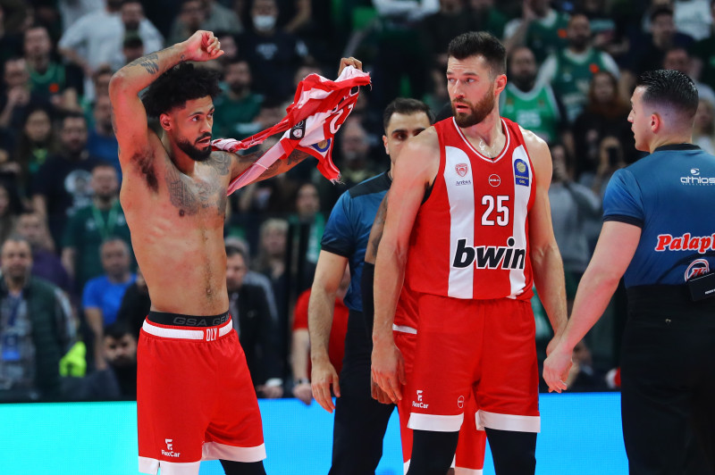 "Ξύλο": Χαμός με Ναν-Ντόρσεϊ, αντάλλαξαν… κουτουλιές και αποβλήθηκαν! (Vid)