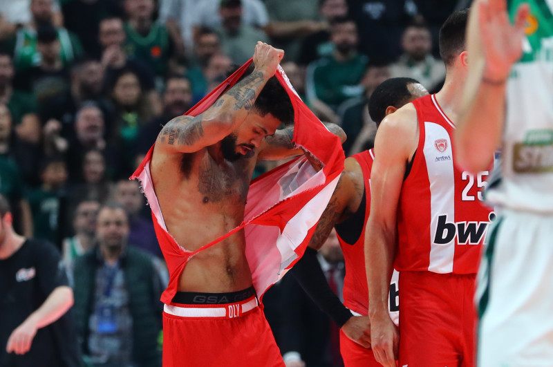 "Ξύλο": Χαμός με Ναν-Ντόρσεϊ, αντάλλαξαν… κουτουλιές και αποβλήθηκαν! (Vid)