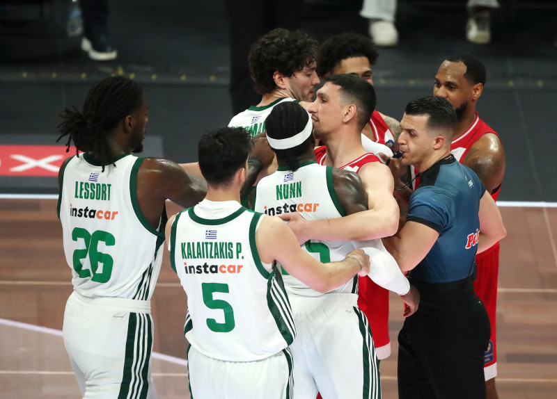 "Ξύλο": Χαμός με Ναν-Ντόρσεϊ, αντάλλαξαν… κουτουλιές και αποβλήθηκαν! (Vid)