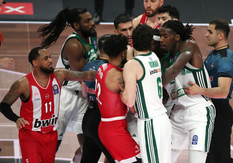 "Ξύλο": Χαμός με Ναν-Ντόρσεϊ, αντάλλαξαν… κουτουλιές και αποβλήθηκαν! (Vid)