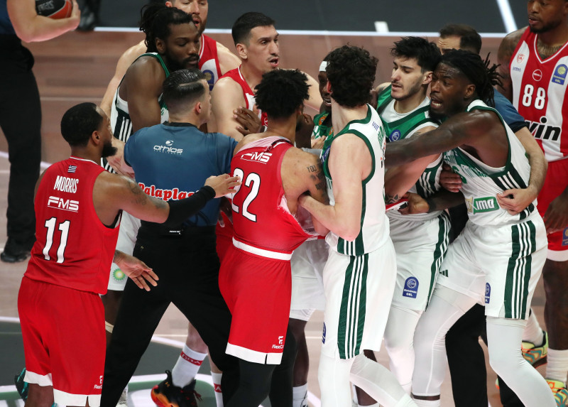 "Ξύλο": Χαμός με Ναν-Ντόρσεϊ, αντάλλαξαν… κουτουλιές και αποβλήθηκαν! (Vid)