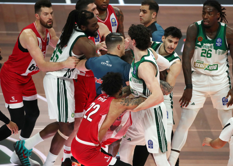 "Ξύλο": Χαμός με Ναν-Ντόρσεϊ, αντάλλαξαν… κουτουλιές και αποβλήθηκαν! (Vid)