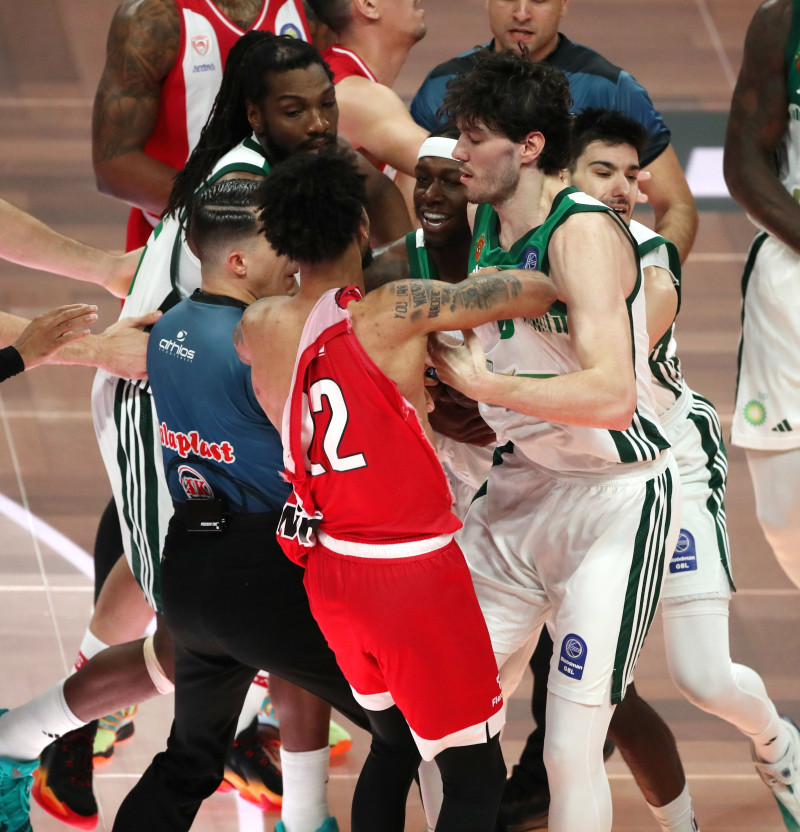 "Ξύλο": Χαμός με Ναν-Ντόρσεϊ, αντάλλαξαν… κουτουλιές και αποβλήθηκαν! (Vid)