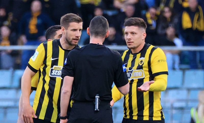 Βάργκα και Γιόβιτς διαμαρτύρονται στον διαιτητή