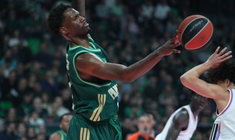 "Άκυρο" Ολυμπιακού σε Χέιζ-Ντέιβις - Δεν τον άφησαν να μπει νωρίτερα σε ΣΕΦ