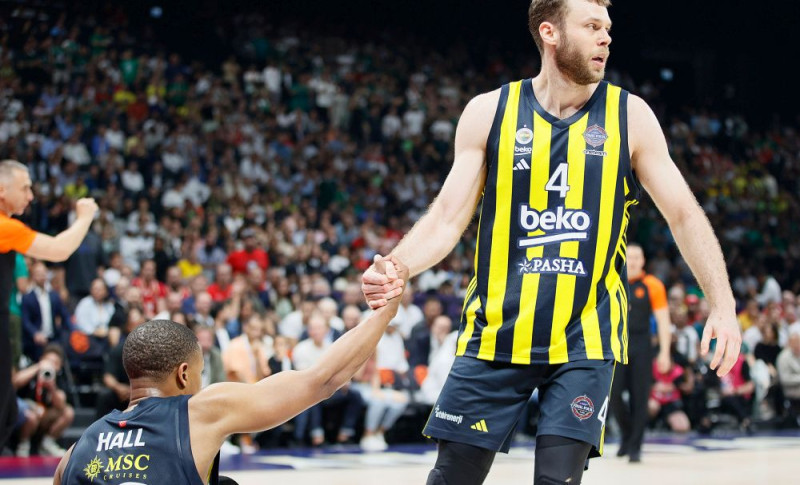 Ντέβον Χολ και Νικολό Μέλι 