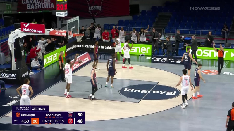 Απίστευτο τρίποντο και φάουλ του Κρις Τζόουνς (ΒΙΝΤΕΟ)