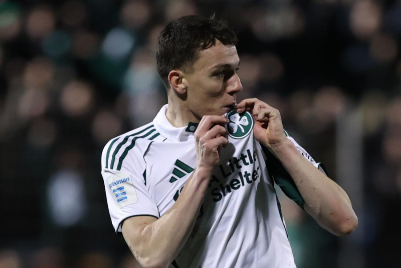  Ο Κοντούρης φιλά το σήμα του Παναθηναϊκού