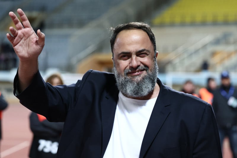 Ο Μαρινάκης χαιρετά φίλους του Ολυμπιακού