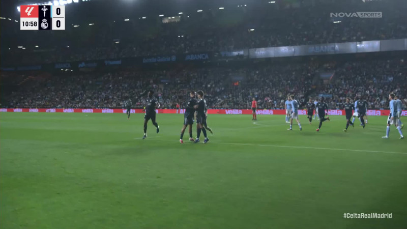 Τους κορόιδεψε: Ο Γκιουλέρ έκανε πως έδενε τα κορδόνια (ΒΙΝΤΕΟ)