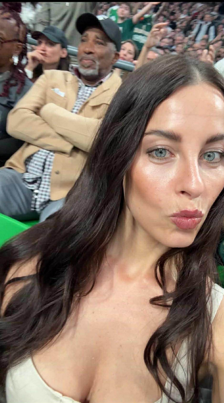 Η Τζούλια έγινε viral με το μίνι φόρεμα στο Παναθηναϊκός-Ολυμπιακός (ΦΩΤΟ)