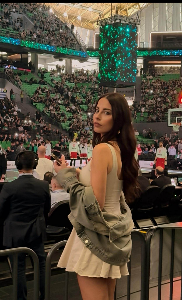 Η Τζούλια έγινε viral με το μίνι φόρεμα στο Παναθηναϊκός-Ολυμπιακός (ΦΩΤΟ)