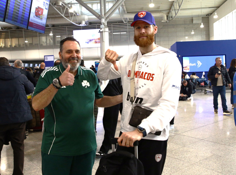 Ο Τόμας Γουόκαπ ποζάρει με οπαδό του Παναθηναϊκού