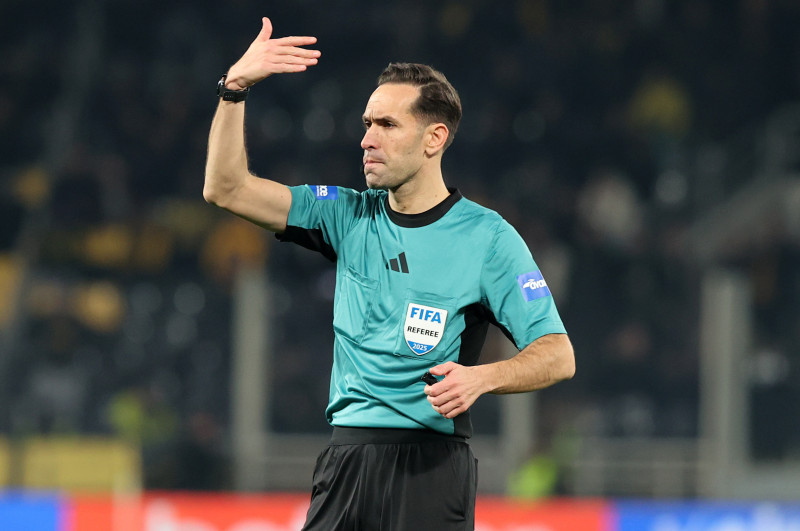 Παρουσιάστρια του ΣΚΑΪ προειδοποιεί διαιτητή Super League... ερωτικά! (Vid)