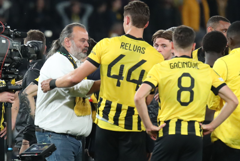 Συγκλονιστικές στιγμές: Αποθέωση ΑΕΚ, «σκασμένος» στο χορτάρι ο Ηλιόπουλος