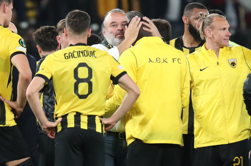 Συγκλονιστικές στιγμές: Αποθέωση ΑΕΚ, «σκασμένος» στο χορτάρι ο Ηλιόπουλος