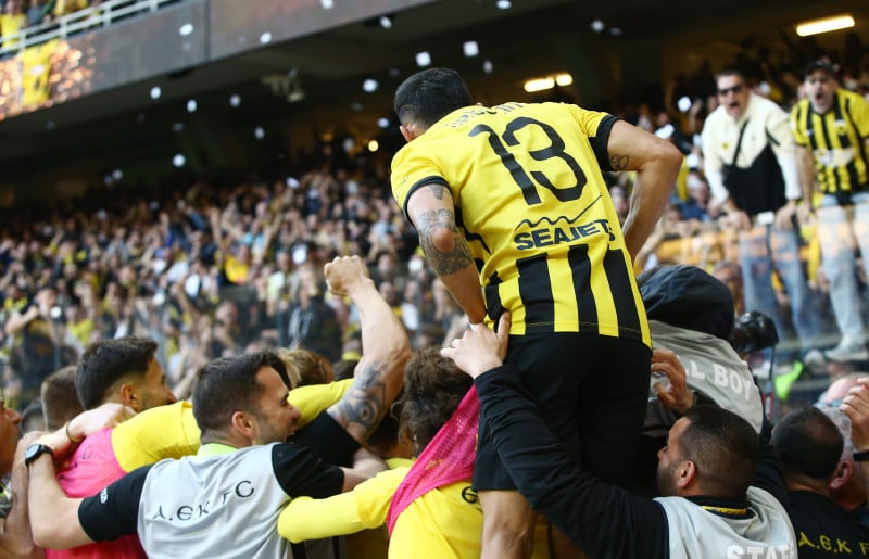 Γύρo θριάμβου στη Νέα Φιλαδέλφεια η ΑΕΚ με τρελαμένο Ηλιόπουλο (ΒΙΝΤΕΟ)