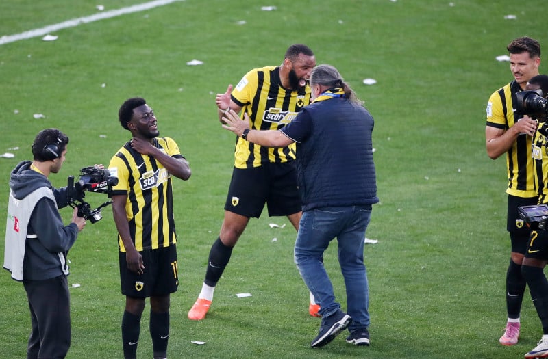 Γύρo θριάμβου στη Νέα Φιλαδέλφεια η ΑΕΚ με τρελαμένο Ηλιόπουλο (ΒΙΝΤΕΟ)