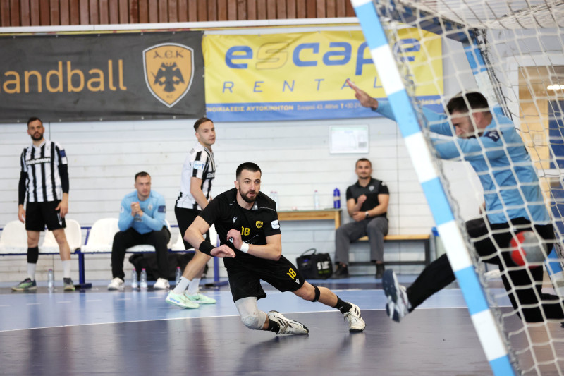 Το απίστευτο σκηνικό που «πάγωσε» τον ημιτελικό ΑΕΚ-ΠΑΟΚ! (vid)