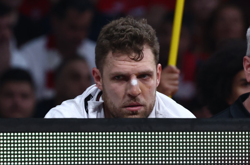 Σκληρό χτύπημα Ντιαλό σε Βεζένκοφ - Έκανε 4 ράμματα την ώρα του ματς (Vid)