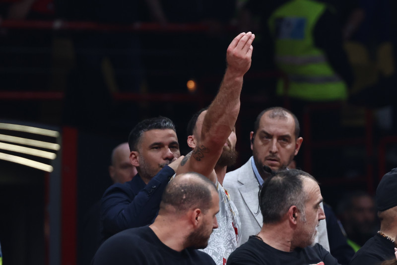 Χαμός με Τζέιμς στο ΣΕΦ! Αποβλήθηκε κι έκανε χειρονομία για δωροδοκία (Vid)