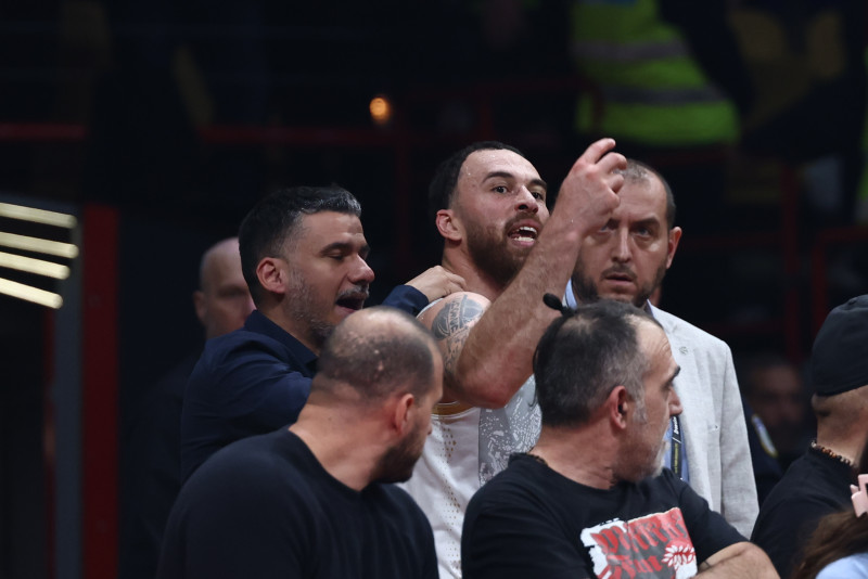 Χαμός με Τζέιμς στο ΣΕΦ! Αποβλήθηκε κι έκανε χειρονομία για δωροδοκία (Vid)