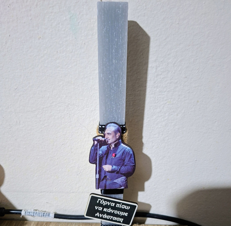 Την βρήκαμε: Η λαμπάδα Νότης Σφακιανάκης που «σαρώνει» σε πωλήσεις (ΦΩΤΟ)