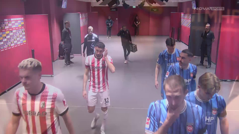 Αυτό είναι το ποδόσφαιρο: Παίκτες αγκάλιασαν τον διαιτητή (ΒΙΝΤΕΟ)