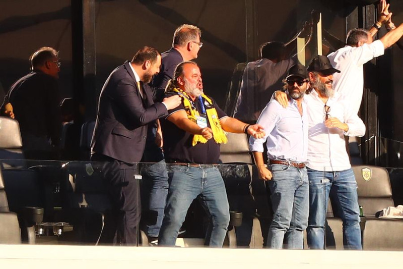 "Τρελάθηκε" ο Ηλιόπουλος! Έξαλλοι πανηγυρισμοί στο γκολ της ΑΕΚ (ΦΩΤΟ)