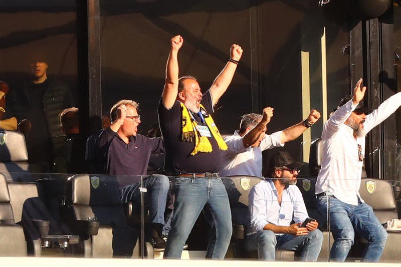 "Τρελάθηκε" ο Ηλιόπουλος! Έξαλλοι πανηγυρισμοί στο γκολ της ΑΕΚ (ΦΩΤΟ)