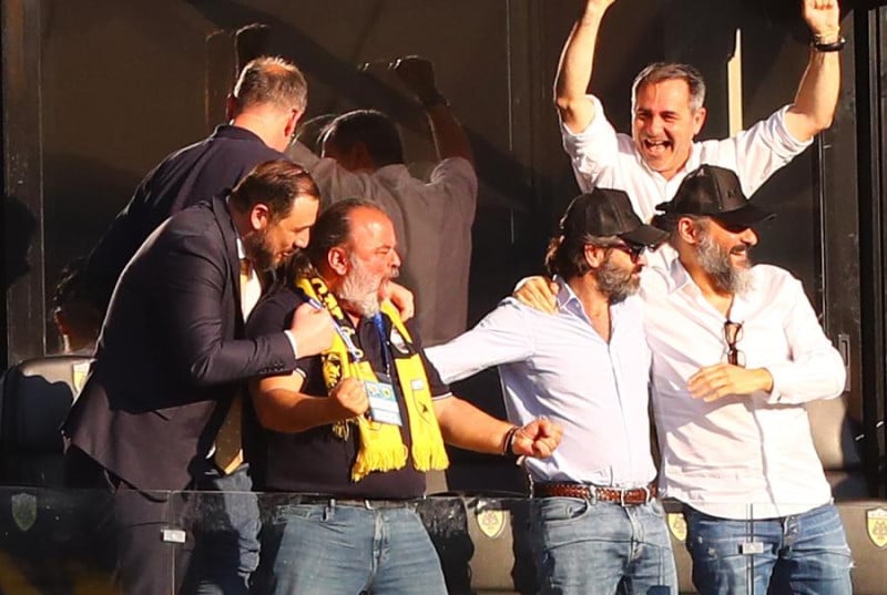 "Τρελάθηκε" ο Ηλιόπουλος! Έξαλλοι πανηγυρισμοί στο γκολ της ΑΕΚ (ΦΩΤΟ)