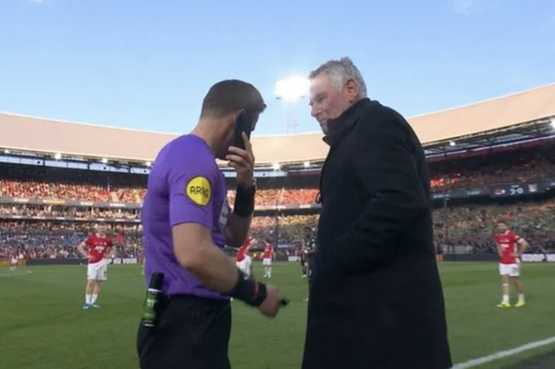 Πρωτοφανές: Διαιτητής έλαβε ένα τηλεφώνημα κατά τη διάρκεια τελικού