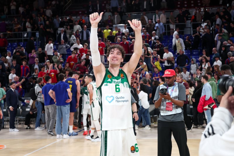 Αποθέωση για τον Οσμάν στα γενέθλιά του από φίλους της ομάδας (ΒΙΝΤΕΟ)