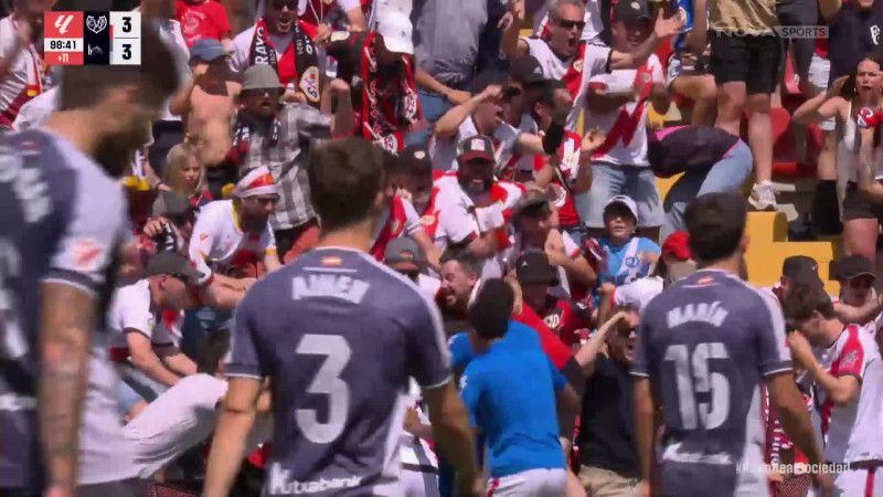 Λύγισαν και οι διαφημιστικές πινακίδες στο Βαγιέκας (ΒΙΝΤΕΟ)