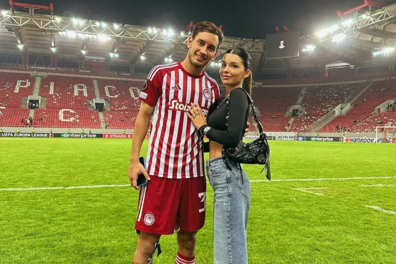 Σύντροφος κορυφαίου ποδοσφαιριστή του Ολυμπιακού το έριξε στην ηλιοθεραπεία