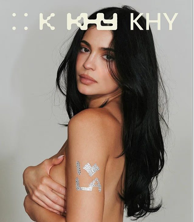 Τόπλες! Τηλεπερσόνα ποζάρει για να διαφημίσει την κολεξιόν της (ΦΩΤΟ)