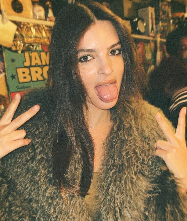 Νο bra φωτογραφία στον καθρέφτη - Πασίγνωστο μοντέλο ξεφάντωσε στο Τόκιο!