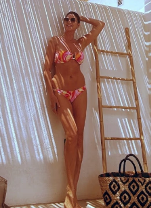 Ζαλάδα! 54χρονη τηλεπαρουσιάστρια με μπικίνι Απρίλη μήνα (ΦΩΤΟ)