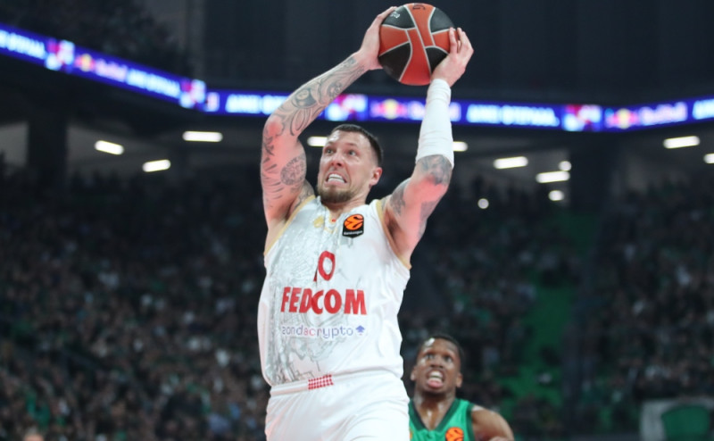 Νέο πρόβλημα στη Μονακό - Έφυγε για αποδυτήρια ο Τάις