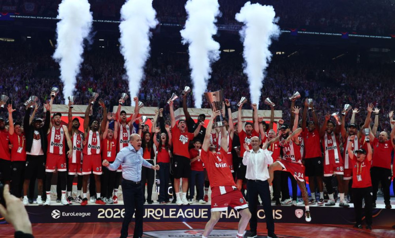 Απονομή τροπαίου στους Πειραιώτες