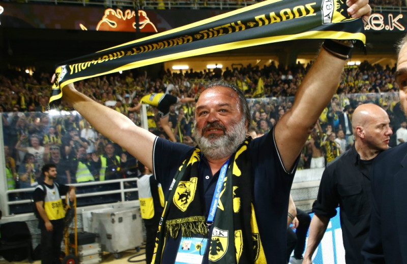 Τρελάθηκε ο Ηλιόπουλος - Τα πλοία του παίζουν τον ύμνο της ΑΕΚ στον Πειραιά