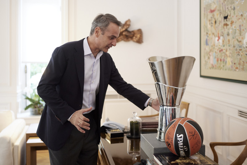 Η κούπα της Euroleague στον Μητσοτάκη - Το απίθανο δώρο Μπαρτζώκα (ΦΩΤΟ)